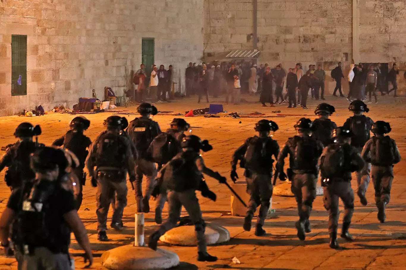 Siyonist işgalciler teravih namazının ardından Filistinlilere saldırdı